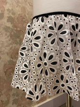 Load image into Gallery viewer, Girls Black/White Daisy Pull on Skirt
